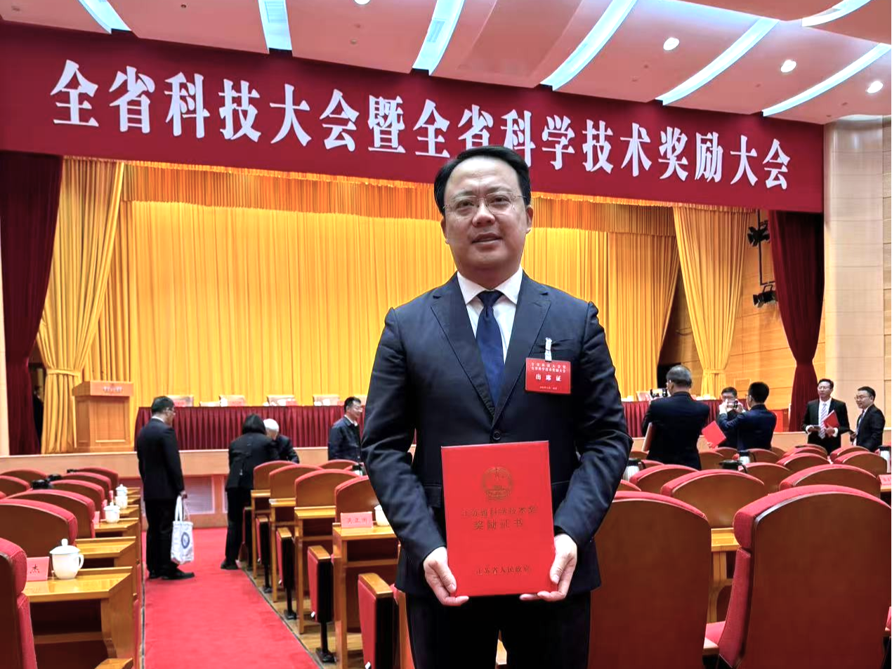 国重室主任鲁春辉教授荣获江苏省青年科技杰出贡献奖